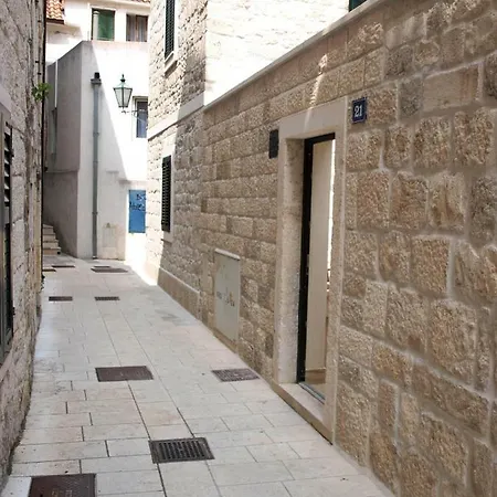 House Nataniel In Near Sea *